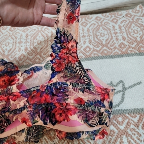 VICTORIA'S SECRET PINK BRALETTE - Picture 3 of 9